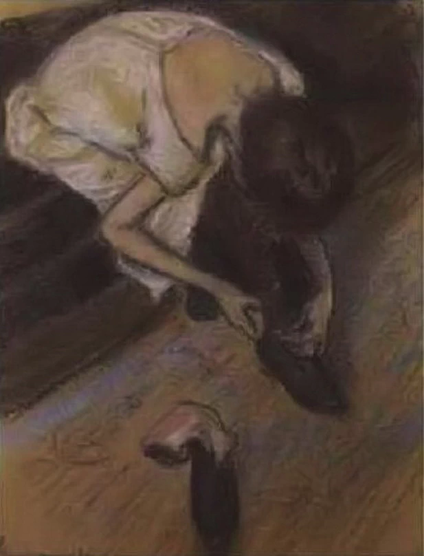 Fanciulla che si allaccia gli stivaletti